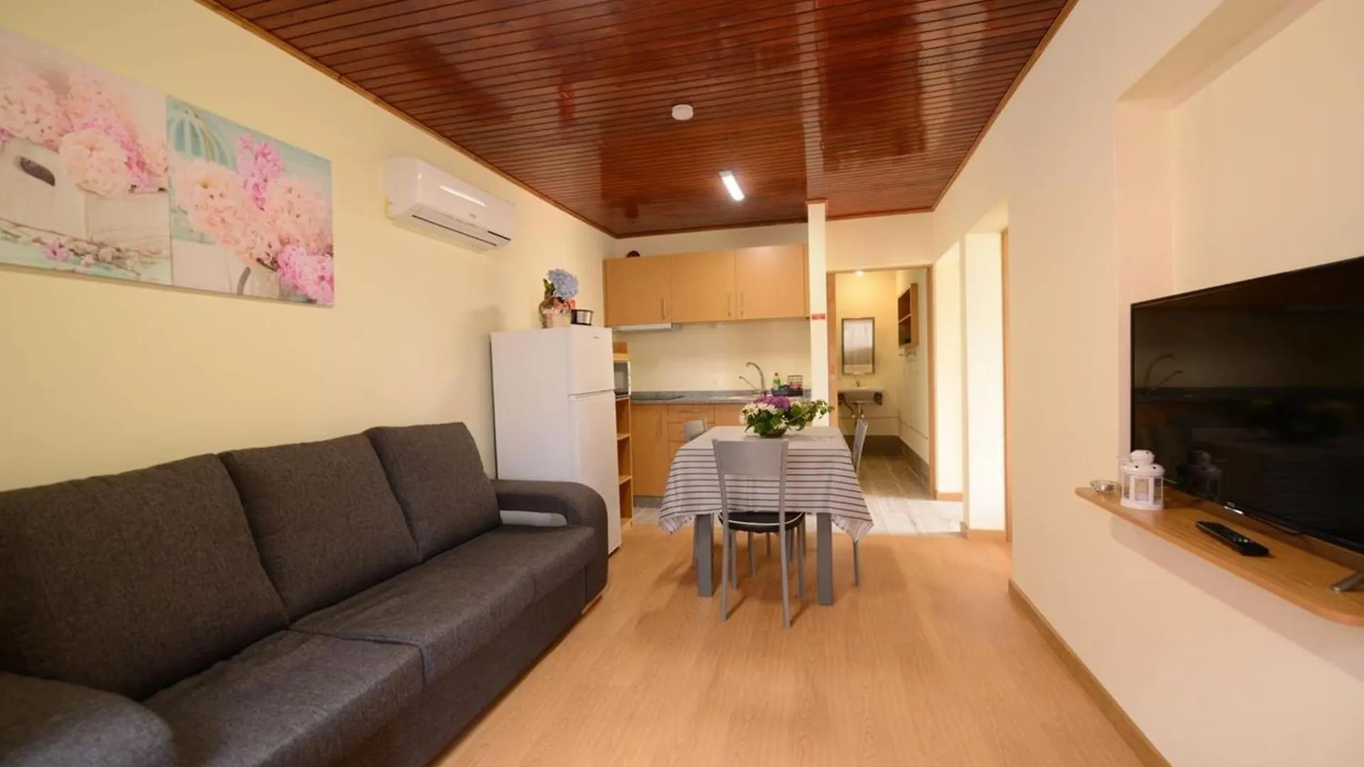 Prazeres Terrace: Poolside Retreat Near Beach Campanario 0*,  Portugal