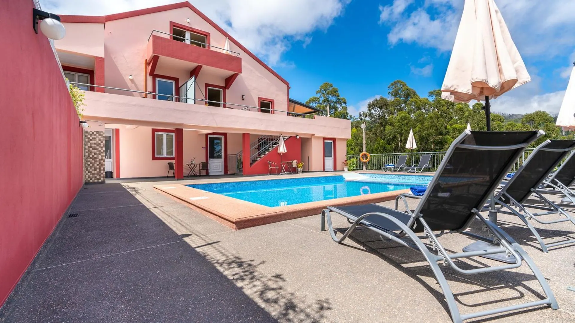 Prazeres Terrace: Poolside Retreat Near Beach Campanario Apartment