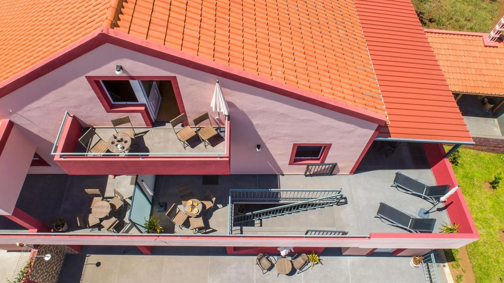 Prazeres Terrace: Poolside Retreat Near Beach Campanario Apartment