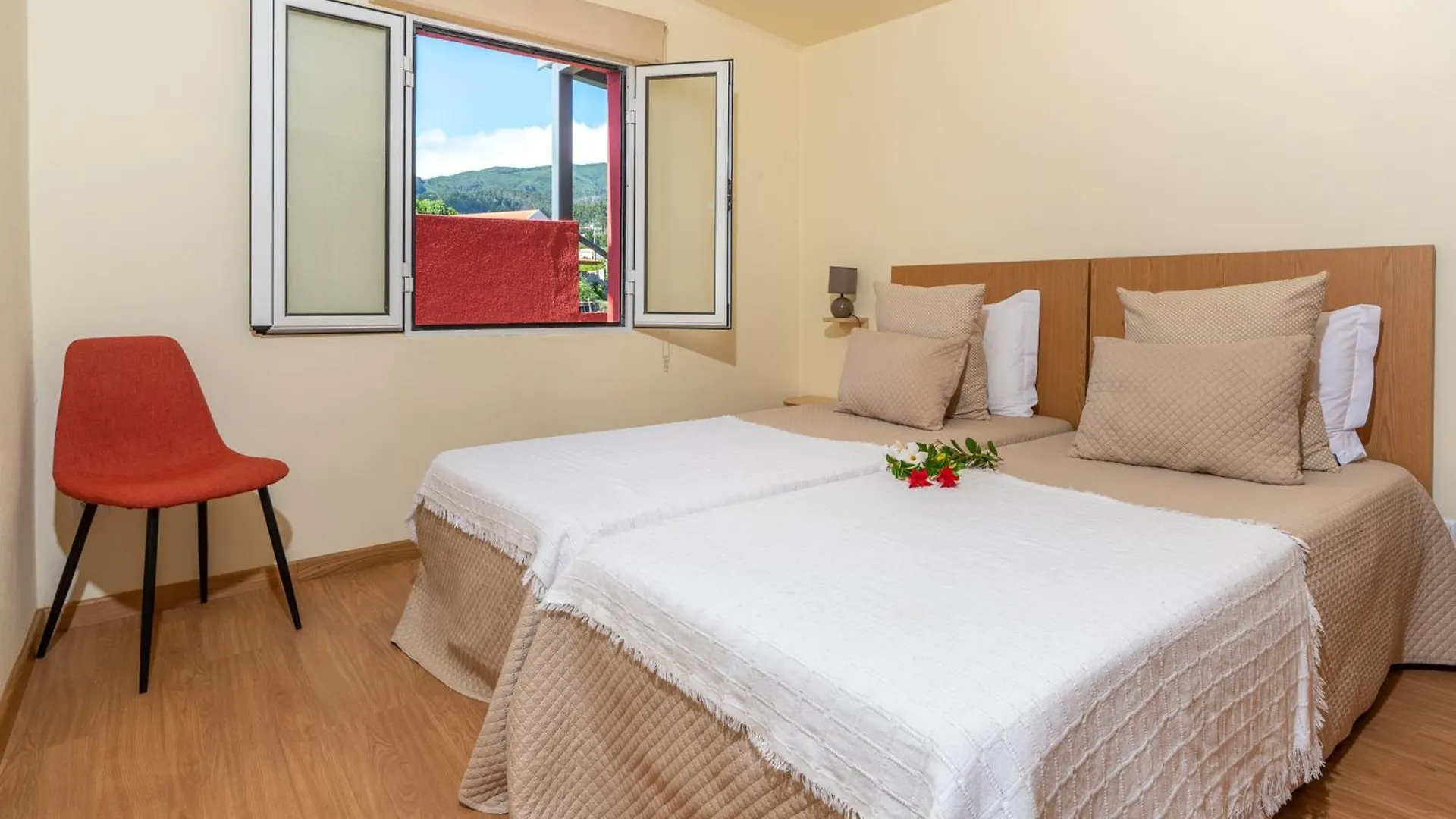 Spacious Apartment With Pool In Prazeres 150M² Campanário