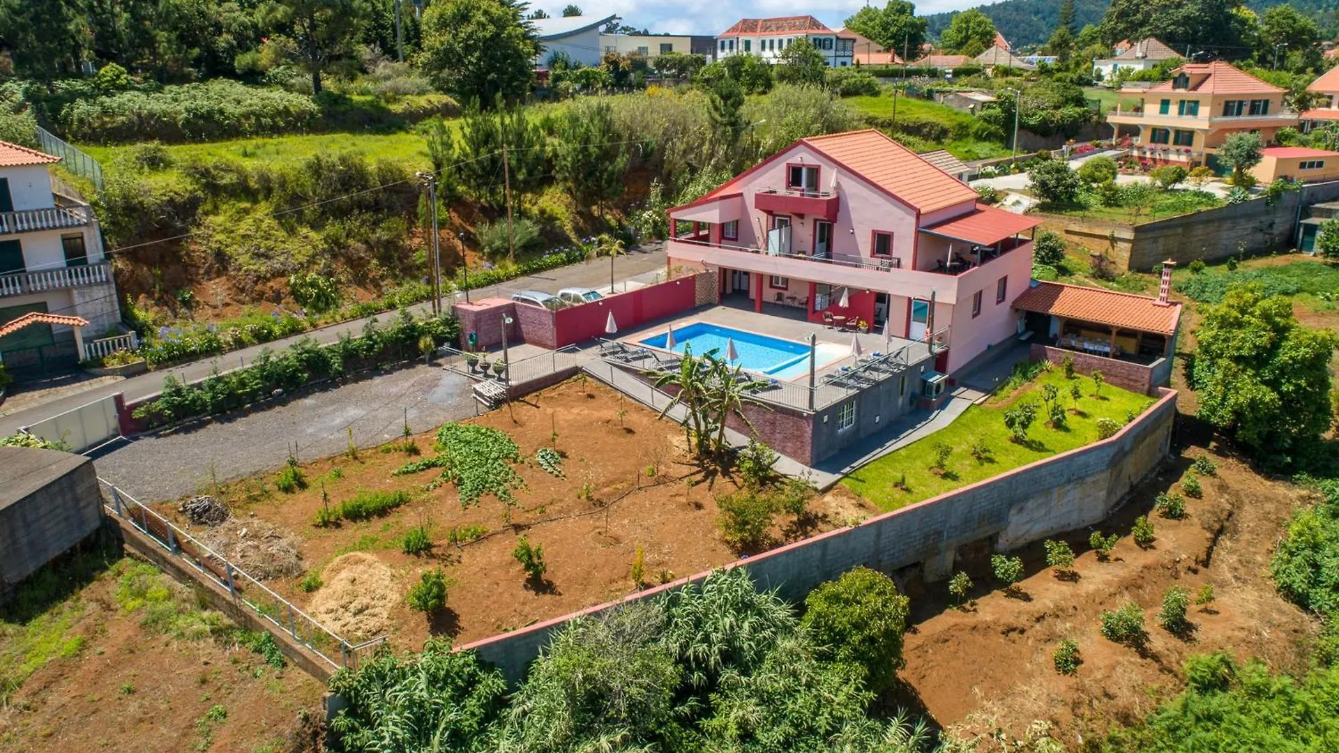 Prazeres Terrace: Poolside Retreat Near Beach Campanario